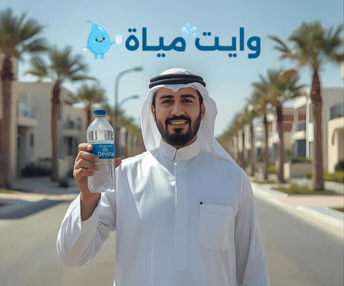 شاحنة توصيل مياه بيضاء واقفة في حي حديث بالرياض، مع خلفية بيوت حديثة وأشجار نخيل، تصوير واقعي ومشمس، يوضح خدمات توصيل المياه والفلاتر.